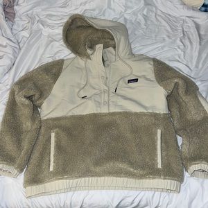 Patagonia women’s shelled retro-X fleece pullover jacket in the color ‘pelican.’